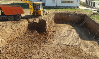 Рытье котлованов под фундамент в Северске – цена от 2580 руб. за м3 | 2Землекопа-Свк